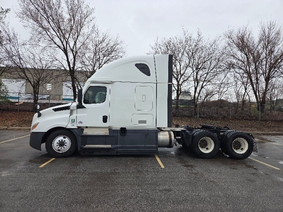 Sleeper Tractor-Heavy Duty Tractors-Freightliner-2023-T12664ST-Kansas City-MO-713,330\n\t\tmiles-$ 55,250 - Image 4