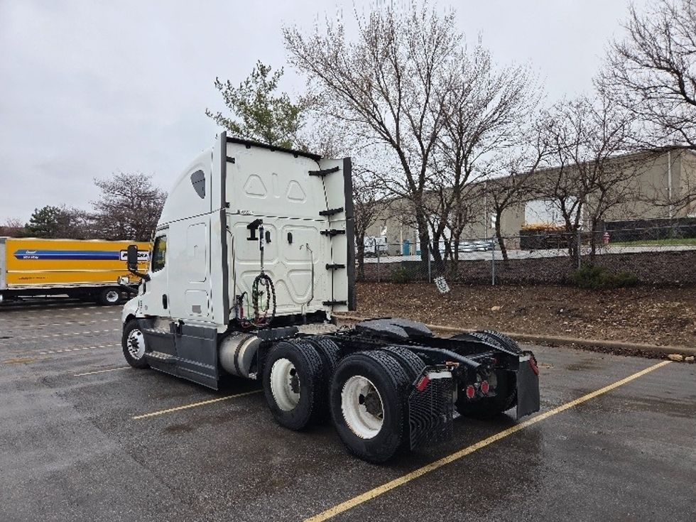 Sleeper Tractor-Heavy Duty Tractors-Freightliner-2023-T12664ST-Kansas City-MO-713,330\n\t\tmiles-$ 55,250 - Image 5
