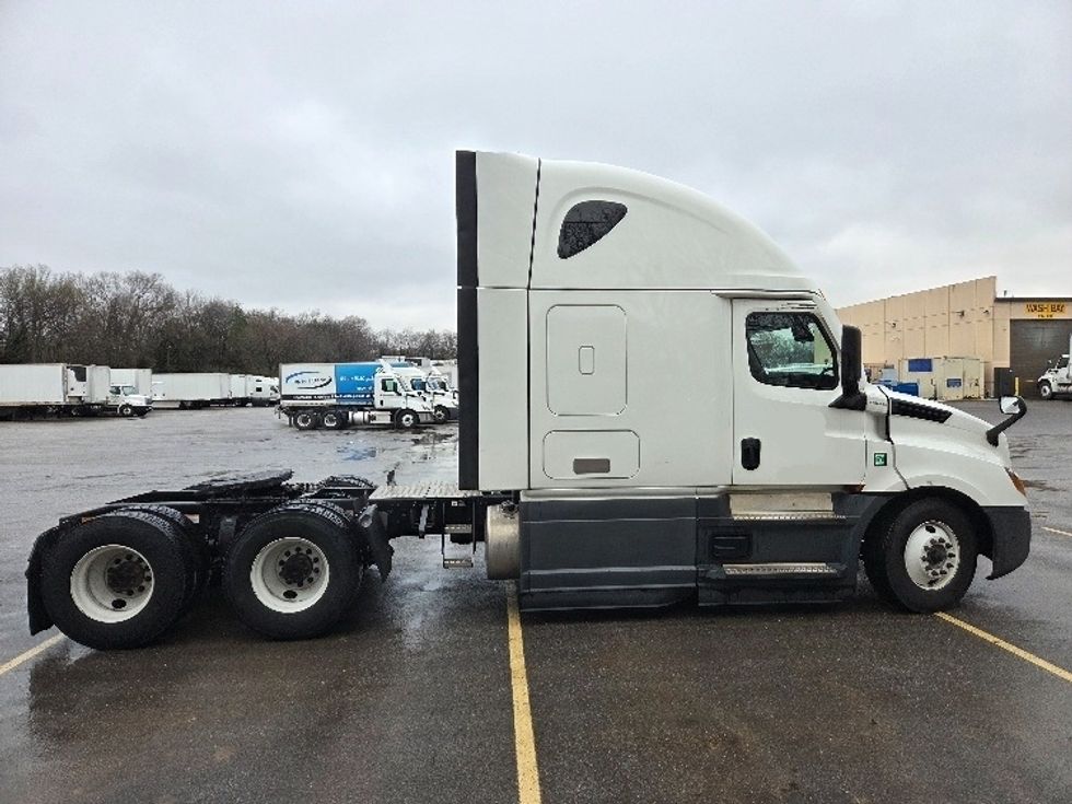 Sleeper Tractor-Heavy Duty Tractors-Freightliner-2023-T12664ST-Kansas City-MO-713,330\n\t\tmiles-$ 55,250 - Image 8