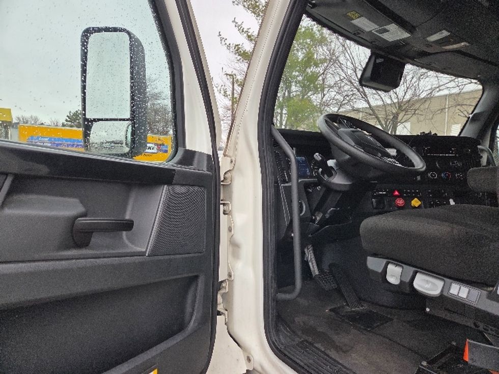 Sleeper Tractor-Heavy Duty Tractors-Freightliner-2023-T12664ST-Kansas City-MO-713,330\n\t\tmiles-$ 55,250 - Image 9