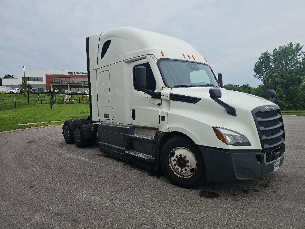 Sleeper Tractor-Heavy Duty Tractors-Freightliner-2023-T12664ST-Kansas City-MO-740,104\n\t\tmiles-$ 59,250 - Image 1