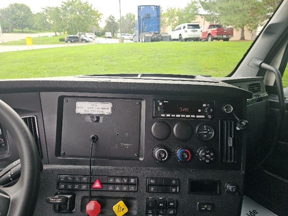 Sleeper Tractor-Heavy Duty Tractors-Freightliner-2023-T12664ST-Kansas City-MO-740,104\n\t\tmiles-$ 59,250 - Image 11