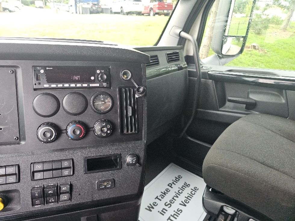 Sleeper Tractor-Heavy Duty Tractors-Freightliner-2023-T12664ST-Kansas City-MO-740,104\n\t\tmiles-$ 59,250 - Image 12