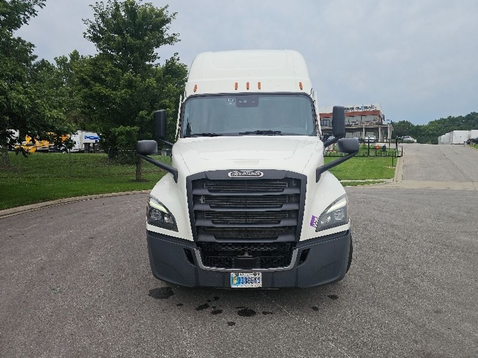 Sleeper Tractor-Heavy Duty Tractors-Freightliner-2023-T12664ST-Kansas City-MO-740,104\n\t\tmiles-$ 59,250 - Image 2