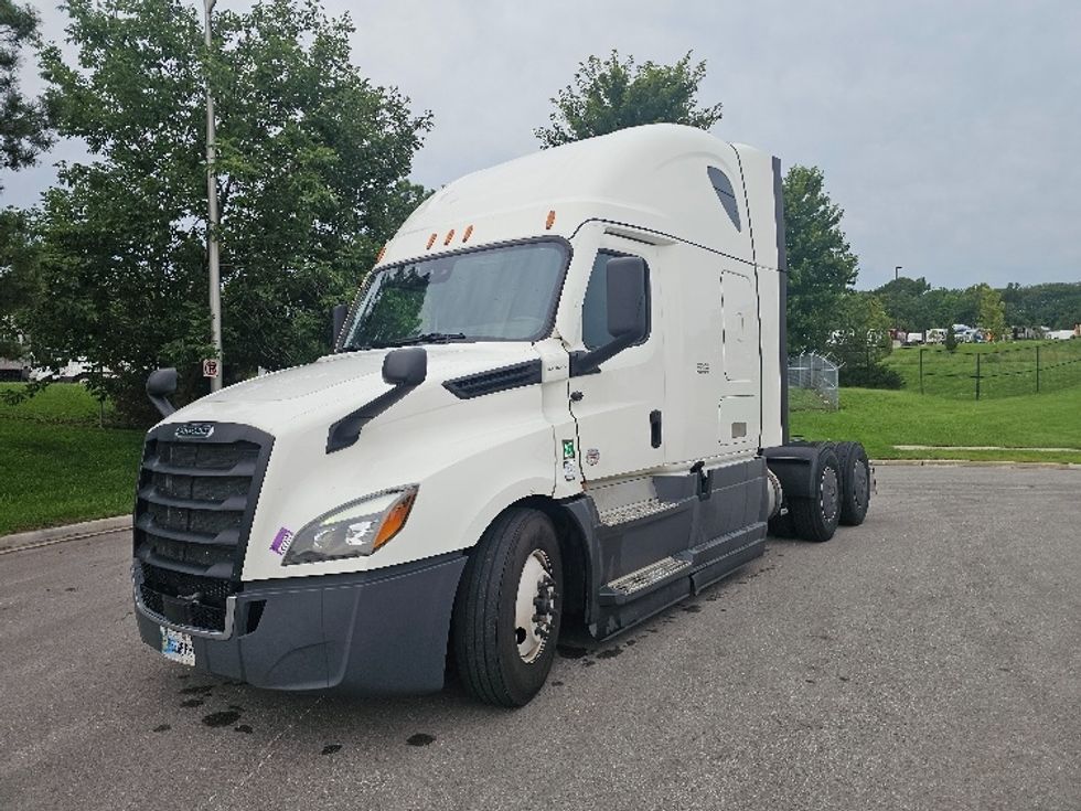 Sleeper Tractor-Heavy Duty Tractors-Freightliner-2023-T12664ST-Kansas City-MO-740,104\n\t\tmiles-$ 59,250 - Image 3