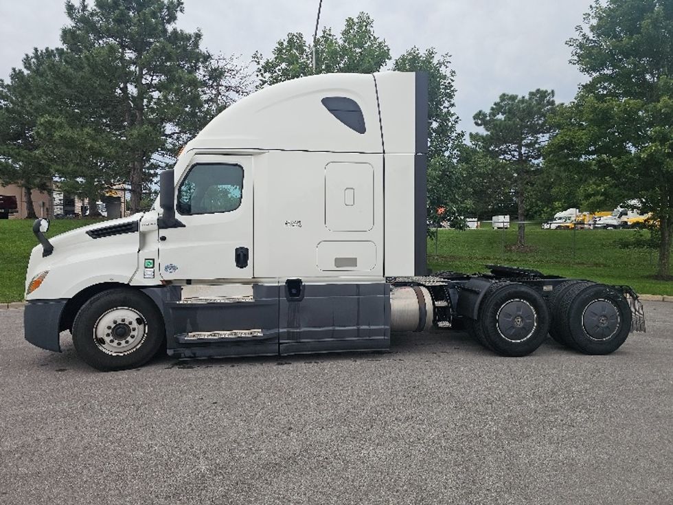 Sleeper Tractor-Heavy Duty Tractors-Freightliner-2023-T12664ST-Kansas City-MO-740,104\n\t\tmiles-$ 59,250 - Image 4