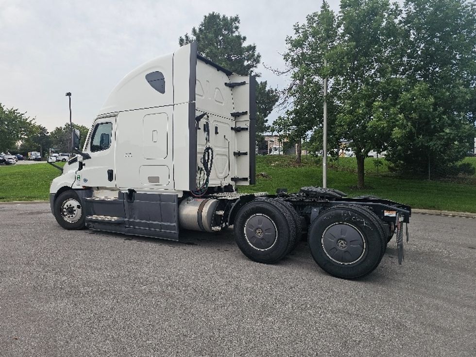 Sleeper Tractor-Heavy Duty Tractors-Freightliner-2023-T12664ST-Kansas City-MO-740,104\n\t\tmiles-$ 59,250 - Image 5