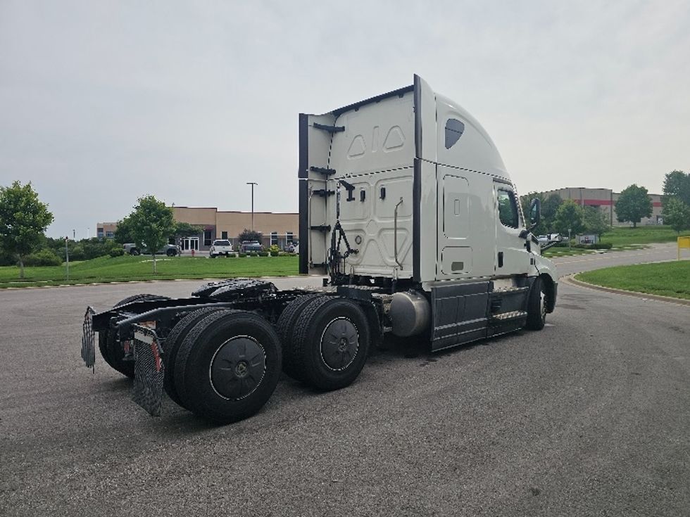 Sleeper Tractor-Heavy Duty Tractors-Freightliner-2023-T12664ST-Kansas City-MO-740,104\n\t\tmiles-$ 59,250 - Image 7