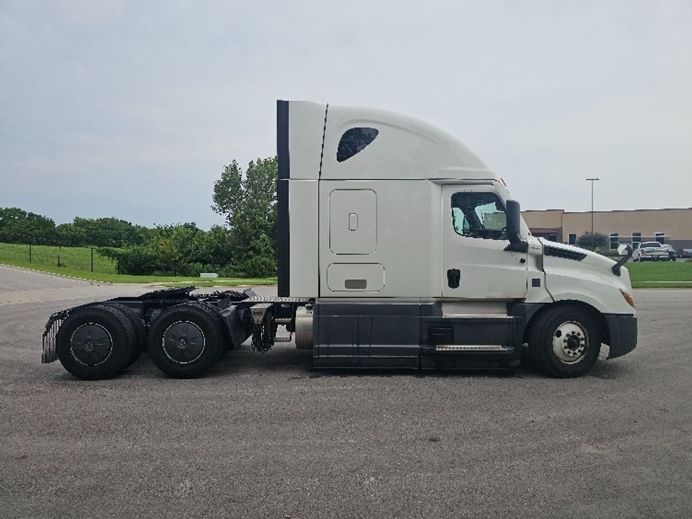 Sleeper Tractor-Heavy Duty Tractors-Freightliner-2023-T12664ST-Kansas City-MO-740,104\n\t\tmiles-$ 59,250 - Image 8