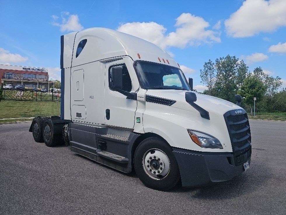 Sleeper Tractor-Heavy Duty Tractors-Freightliner-2023-T12664ST-Kansas City-MO-839,754\n\t\tmiles-$ 52,000 - Image 1