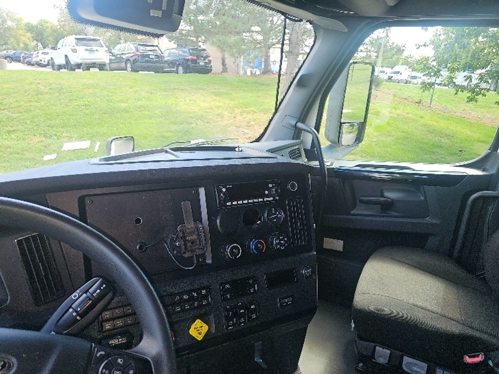 Sleeper Tractor-Heavy Duty Tractors-Freightliner-2023-T12664ST-Kansas City-MO-839,754\n\t\tmiles-$ 52,000 - Image 10