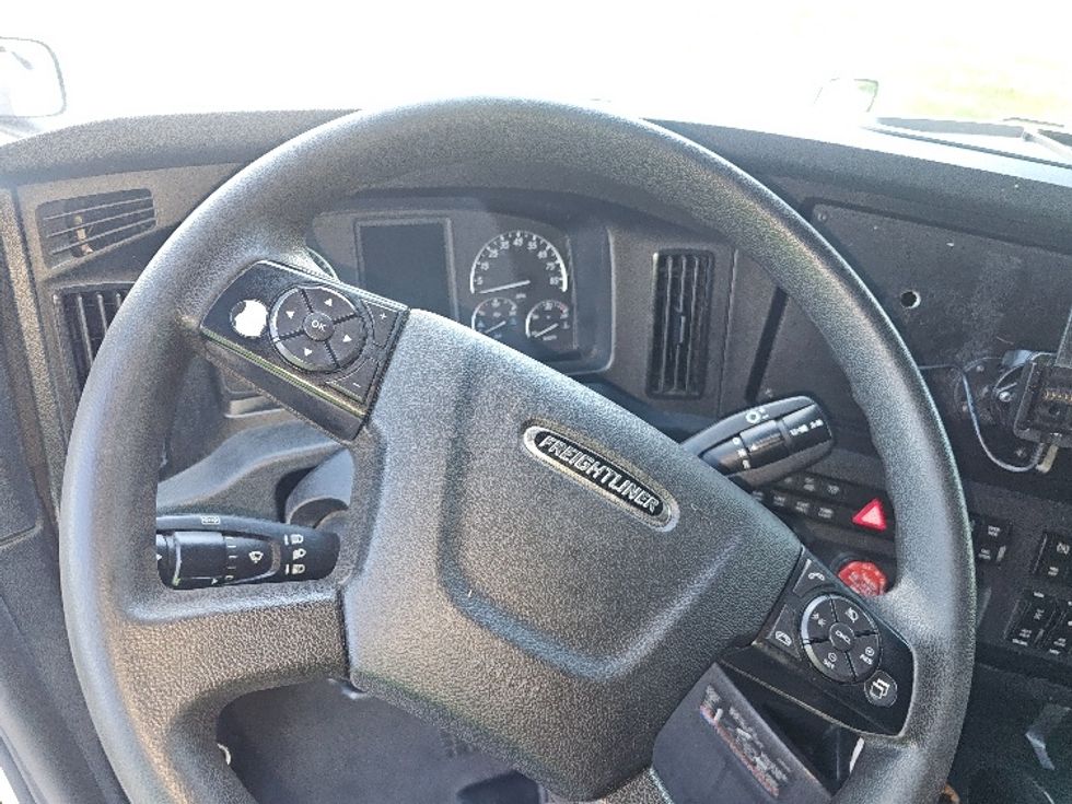 Sleeper Tractor-Heavy Duty Tractors-Freightliner-2023-T12664ST-Kansas City-MO-839,754\n\t\tmiles-$ 52,000 - Image 11