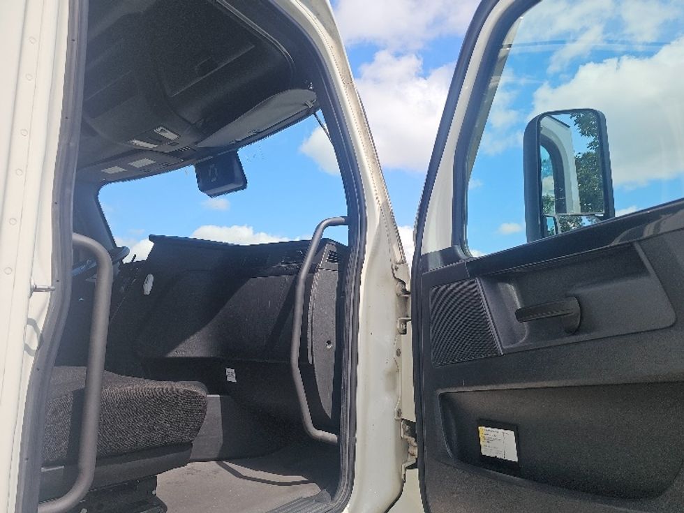 Sleeper Tractor-Heavy Duty Tractors-Freightliner-2023-T12664ST-Kansas City-MO-839,754\n\t\tmiles-$ 52,000 - Image 12