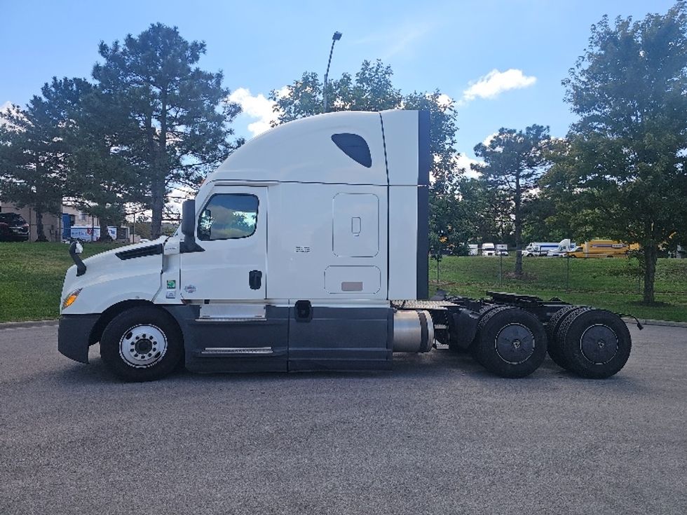 Sleeper Tractor-Heavy Duty Tractors-Freightliner-2023-T12664ST-Kansas City-MO-839,754\n\t\tmiles-$ 52,000 - Image 4