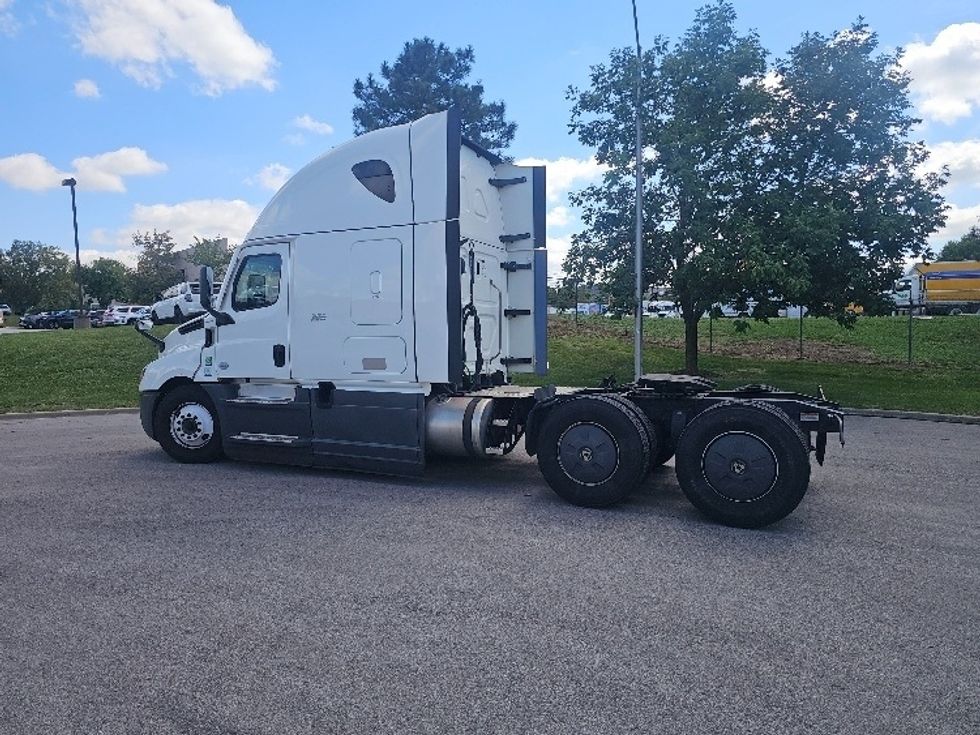 Sleeper Tractor-Heavy Duty Tractors-Freightliner-2023-T12664ST-Kansas City-MO-839,754\n\t\tmiles-$ 52,000 - Image 5