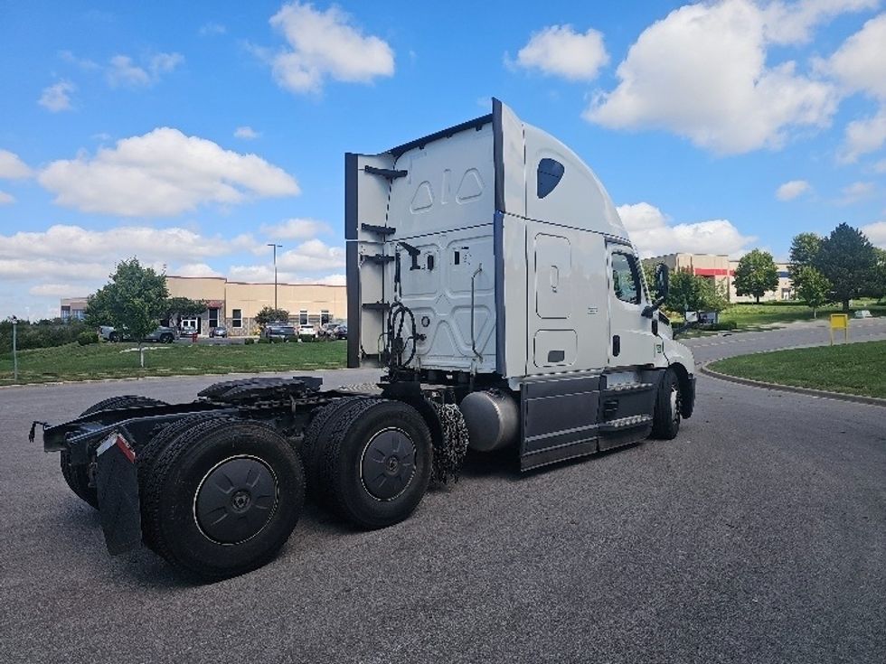 Sleeper Tractor-Heavy Duty Tractors-Freightliner-2023-T12664ST-Kansas City-MO-839,754\n\t\tmiles-$ 52,000 - Image 7