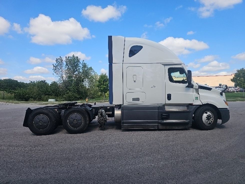 Sleeper Tractor-Heavy Duty Tractors-Freightliner-2023-T12664ST-Kansas City-MO-839,754\n\t\tmiles-$ 52,000 - Image 8