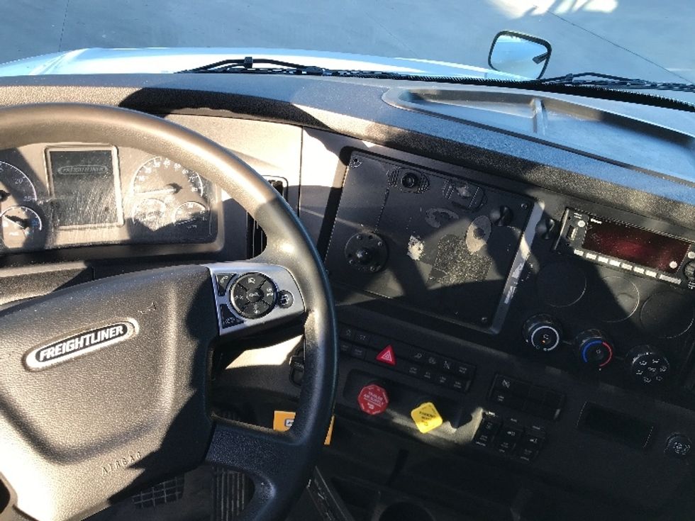 Sleeper Tractor-Heavy Duty Tractors-Freightliner-2023-T12664ST-Katy-TX-341,825\n\t\tmiles-$ 92,500 - Image 11