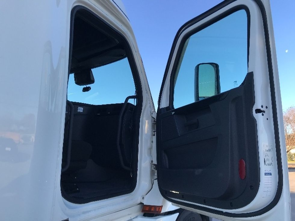 Sleeper Tractor-Heavy Duty Tractors-Freightliner-2023-T12664ST-Katy-TX-341,825\n\t\tmiles-$ 92,500 - Image 13