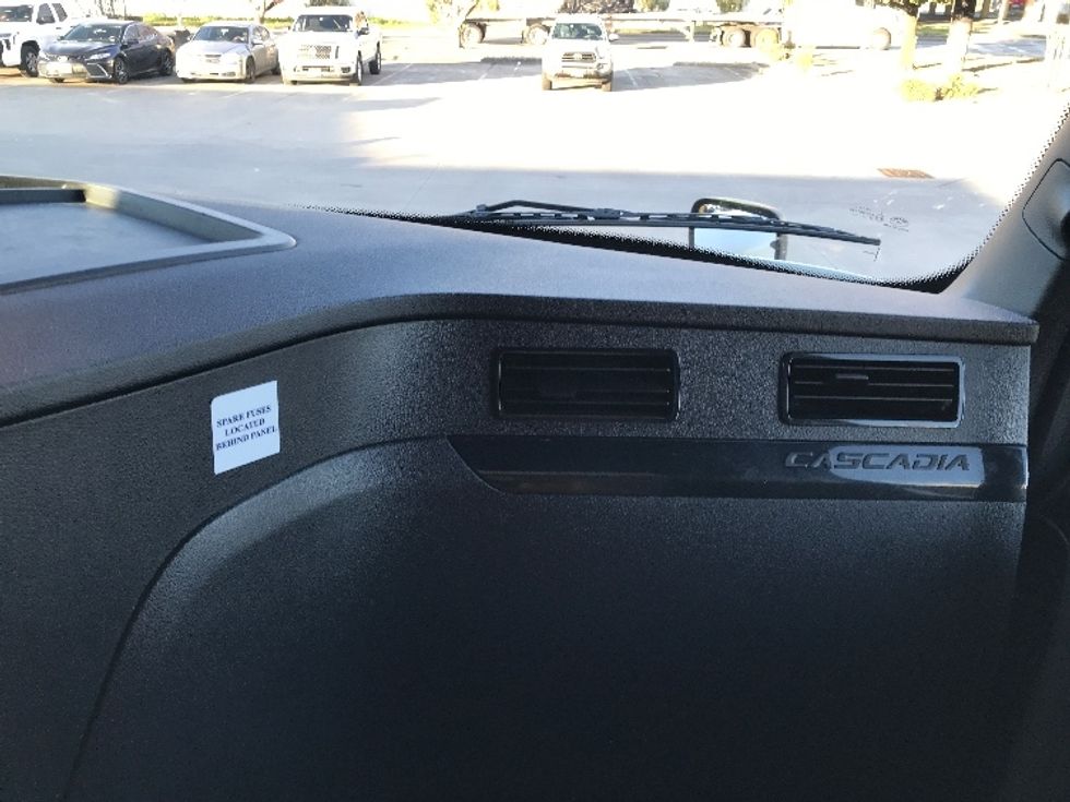 Sleeper Tractor-Heavy Duty Tractors-Freightliner-2023-T12664ST-Katy-TX-341,825\n\t\tmiles-$ 92,500 - Image 14