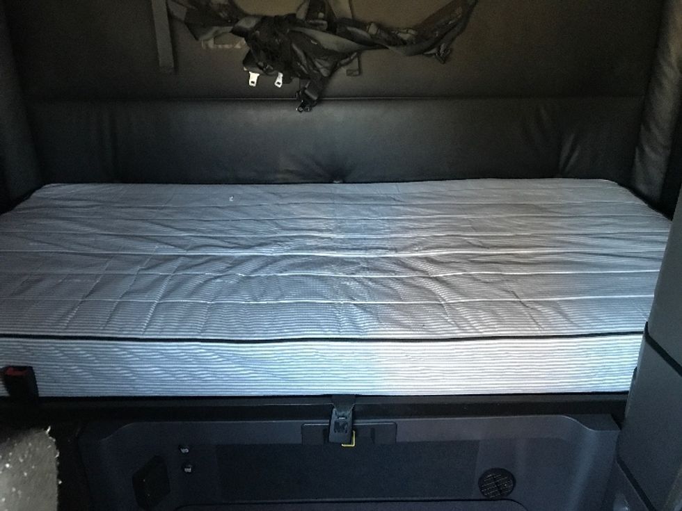 Sleeper Tractor-Heavy Duty Tractors-Freightliner-2023-T12664ST-Katy-TX-341,825\n\t\tmiles-$ 92,500 - Image 17