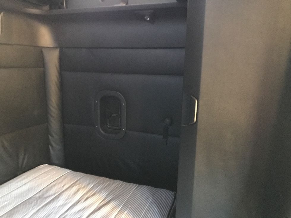 Sleeper Tractor-Heavy Duty Tractors-Freightliner-2023-T12664ST-Katy-TX-341,825\n\t\tmiles-$ 92,500 - Image 18