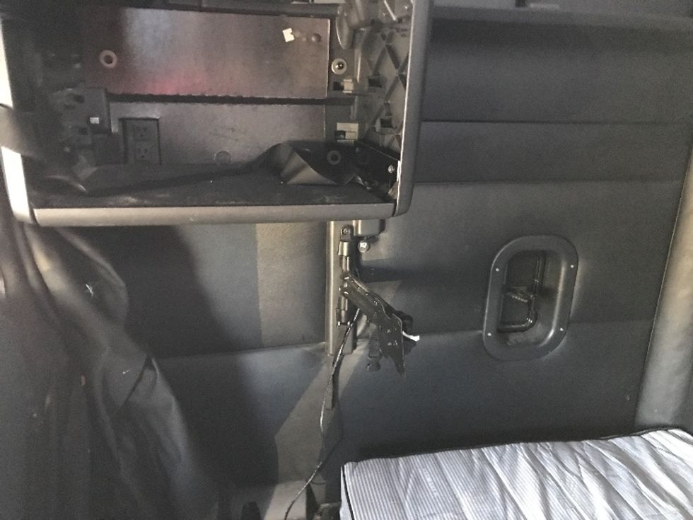 Sleeper Tractor-Heavy Duty Tractors-Freightliner-2023-T12664ST-Katy-TX-341,825\n\t\tmiles-$ 92,500 - Image 19