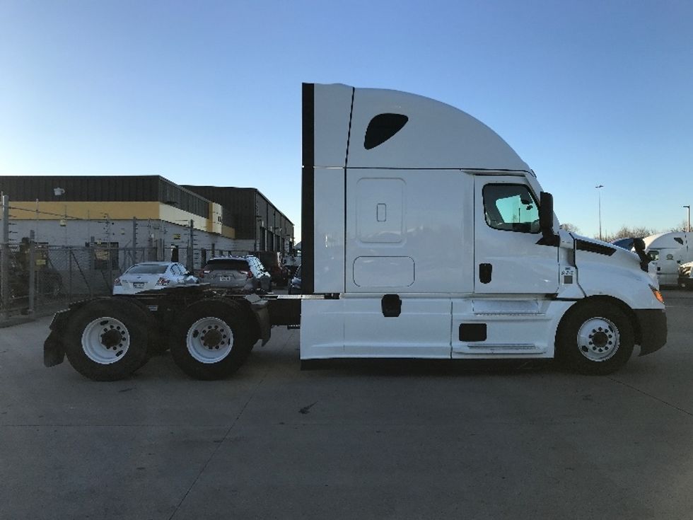 Sleeper Tractor-Heavy Duty Tractors-Freightliner-2023-T12664ST-Katy-TX-341,825\n\t\tmiles-$ 92,500 - Image 8