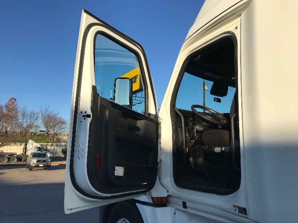 Sleeper Tractor-Heavy Duty Tractors-Freightliner-2023-T12664ST-Katy-TX-341,825\n\t\tmiles-$ 92,500 - Image 9