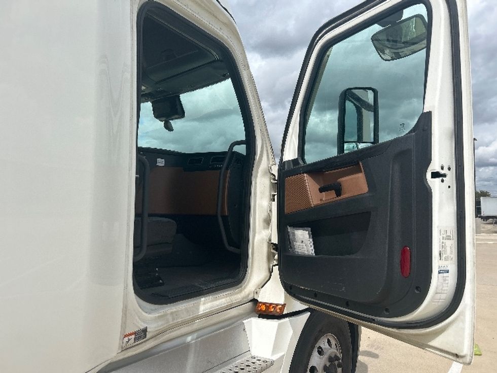 Sleeper Tractor-Heavy Duty Tractors-Freightliner-2023-T12664ST-Katy-TX-538,000\n\t\tmiles-$ 85,500 - Image 13