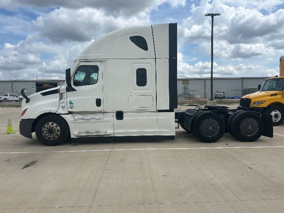 Sleeper Tractor-Heavy Duty Tractors-Freightliner-2023-T12664ST-Katy-TX-538,000\n\t\tmiles-$ 85,500 - Image 4