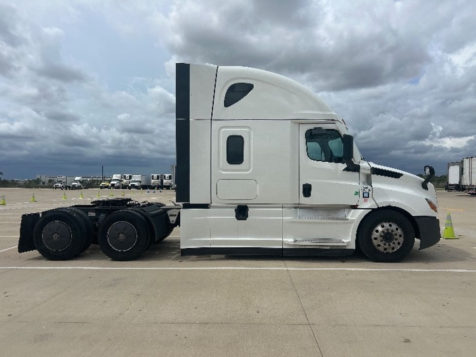Sleeper Tractor-Heavy Duty Tractors-Freightliner-2023-T12664ST-Katy-TX-538,000\n\t\tmiles-$ 85,500 - Image 8