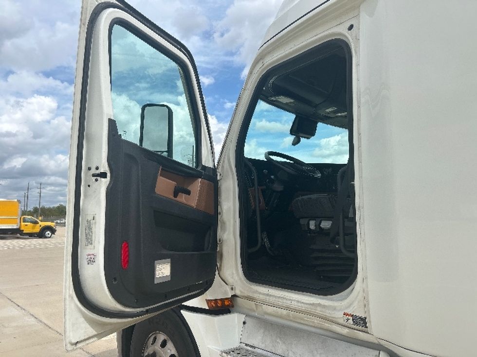 Sleeper Tractor-Heavy Duty Tractors-Freightliner-2023-T12664ST-Katy-TX-538,000\n\t\tmiles-$ 85,500 - Image 9