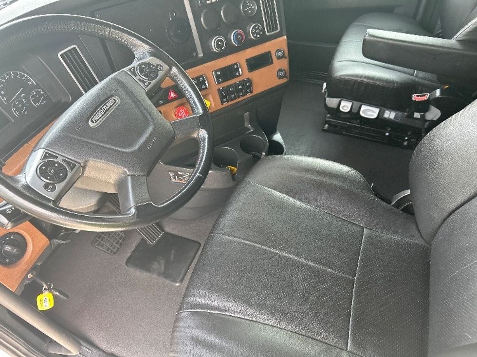 Sleeper Tractor-Heavy Duty Tractors-Freightliner-2023-T12664ST-Katy-TX-658,047\n\t\tmiles-$ 62,750 - Image 10