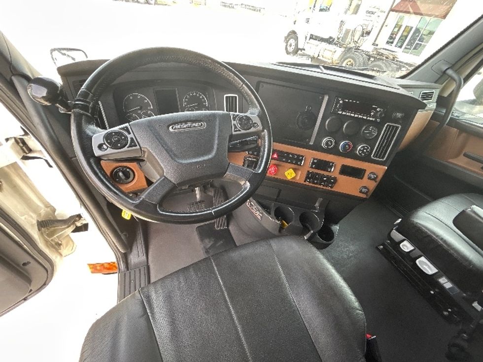 Sleeper Tractor-Heavy Duty Tractors-Freightliner-2023-T12664ST-Katy-TX-658,047\n\t\tmiles-$ 62,750 - Image 11