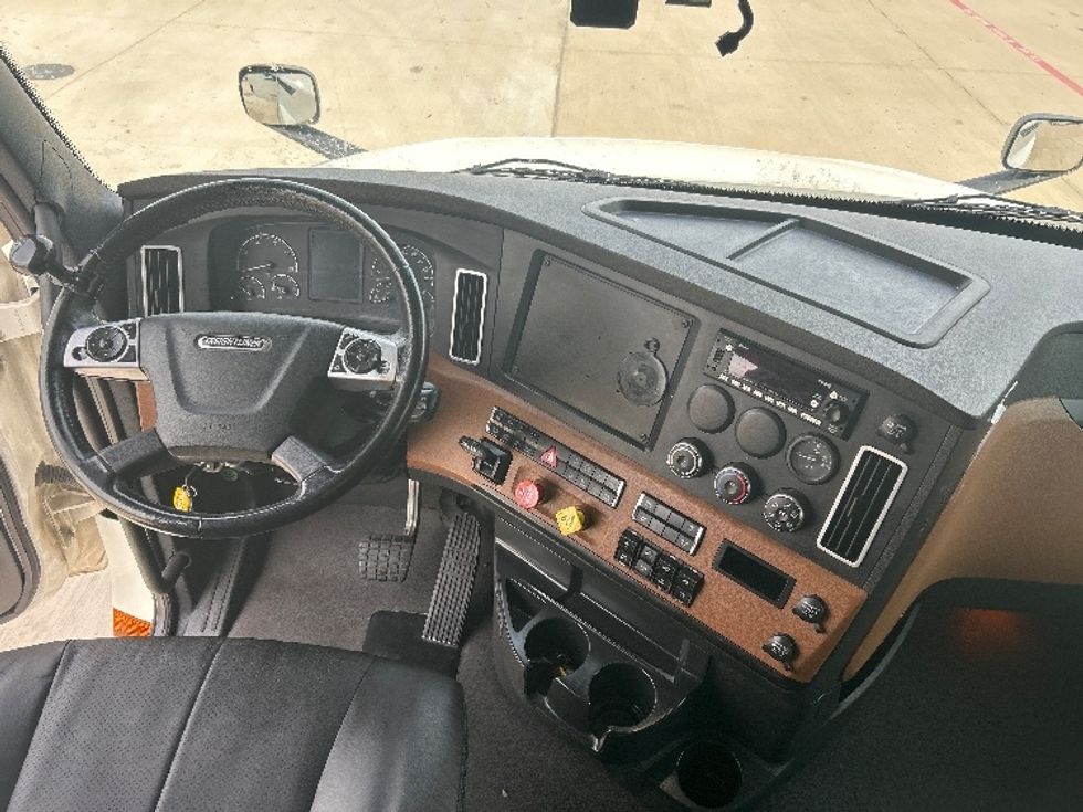 Sleeper Tractor-Heavy Duty Tractors-Freightliner-2023-T12664ST-Katy-TX-658,047\n\t\tmiles-$ 62,750 - Image 12