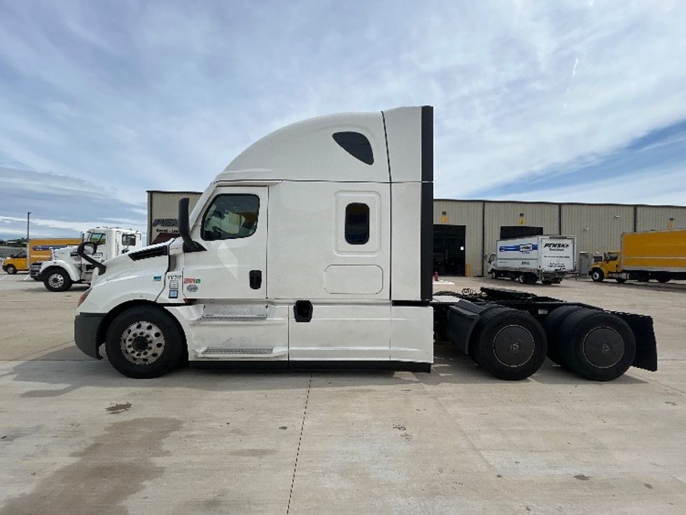 Sleeper Tractor-Heavy Duty Tractors-Freightliner-2023-T12664ST-Katy-TX-658,047\n\t\tmiles-$ 62,750 - Image 4