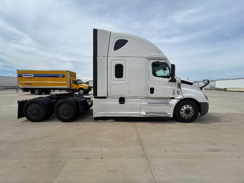Sleeper Tractor-Heavy Duty Tractors-Freightliner-2023-T12664ST-Katy-TX-658,047\n\t\tmiles-$ 62,750 - Image 8