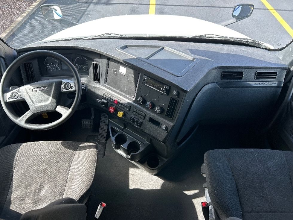 Sleeper Tractor-Heavy Duty Tractors-Freightliner-2023-T12664ST-La Mirada-CA-646,351\n\t\tmiles-$ 69,500 - Image 12