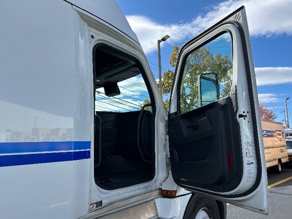 Sleeper Tractor-Heavy Duty Tractors-Freightliner-2023-T12664ST-La Mirada-CA-646,351\n\t\tmiles-$ 69,500 - Image 13