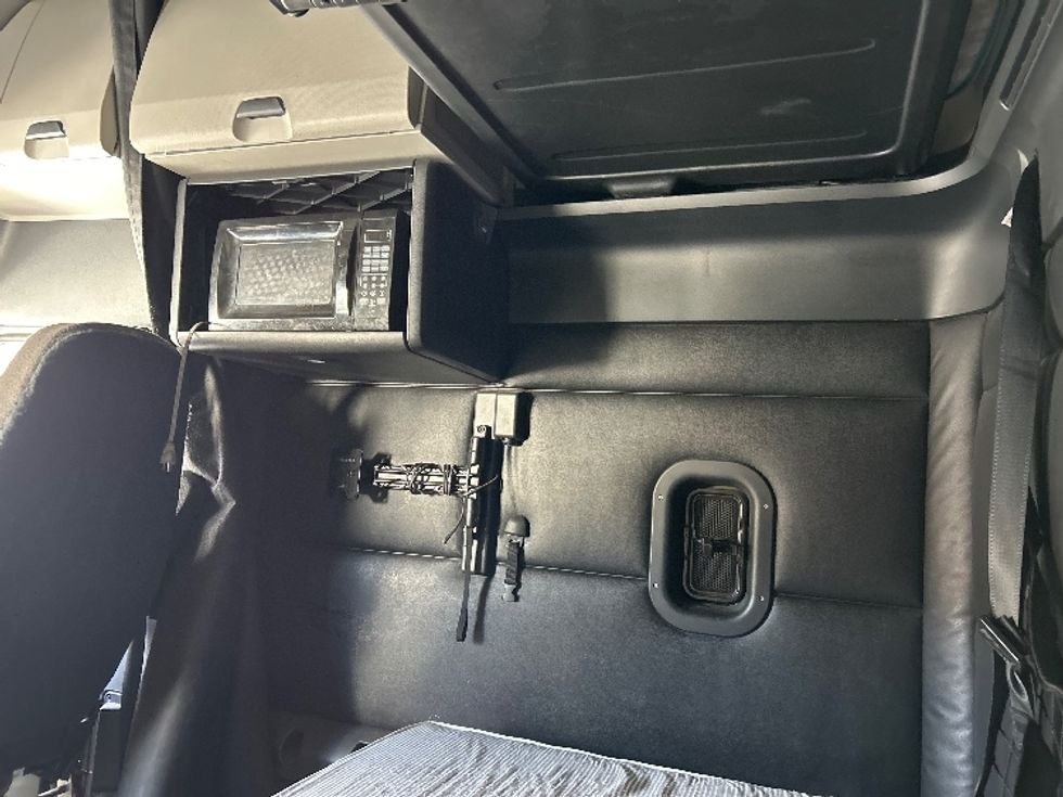 Sleeper Tractor-Heavy Duty Tractors-Freightliner-2023-T12664ST-La Mirada-CA-646,351\n\t\tmiles-$ 69,500 - Image 19