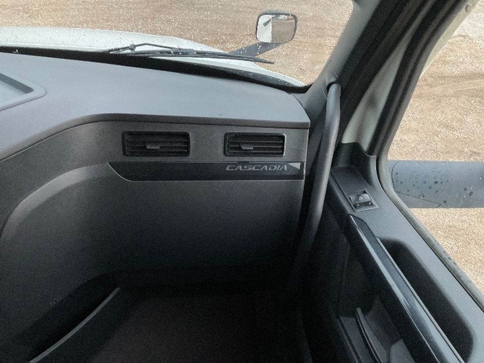 Sleeper Tractor-Heavy Duty Tractors-Freightliner-2023-T12664ST-La Porte-IN-536,749\n\t\tmiles-$ 78,750 - Image 14