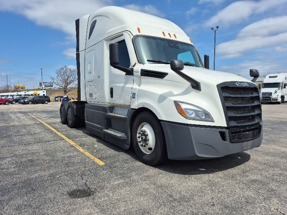 Sleeper Tractor-Heavy Duty Tractors-Freightliner-2023-T12664ST-La Porte-IN-656,614\n\t\tmiles-$ 52,000 - Image 1