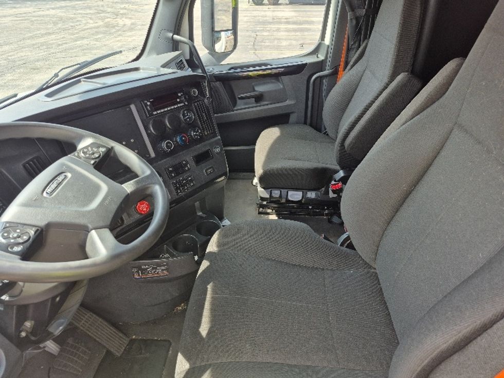 Sleeper Tractor-Heavy Duty Tractors-Freightliner-2023-T12664ST-La Porte-IN-656,614\n\t\tmiles-$ 52,000 - Image 10