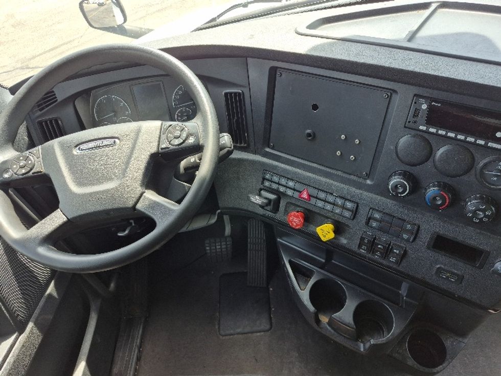 Sleeper Tractor-Heavy Duty Tractors-Freightliner-2023-T12664ST-La Porte-IN-656,614\n\t\tmiles-$ 52,000 - Image 11