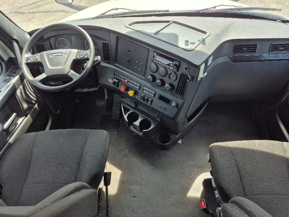 Sleeper Tractor-Heavy Duty Tractors-Freightliner-2023-T12664ST-La Porte-IN-656,614\n\t\tmiles-$ 52,000 - Image 12