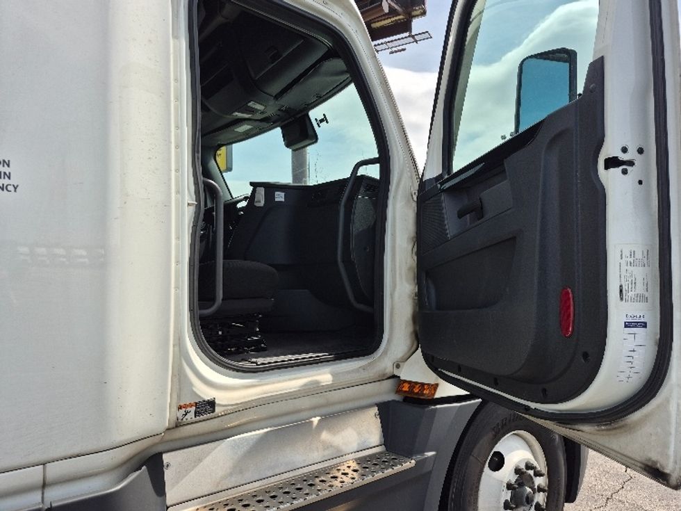 Sleeper Tractor-Heavy Duty Tractors-Freightliner-2023-T12664ST-La Porte-IN-656,614\n\t\tmiles-$ 52,000 - Image 13