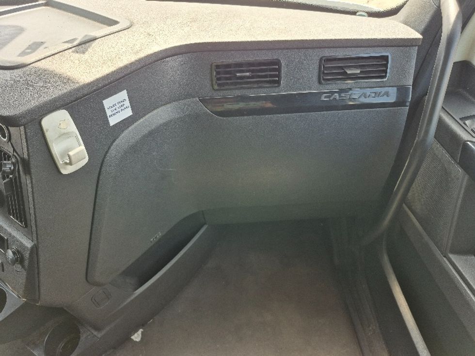 Sleeper Tractor-Heavy Duty Tractors-Freightliner-2023-T12664ST-La Porte-IN-656,614\n\t\tmiles-$ 52,000 - Image 14