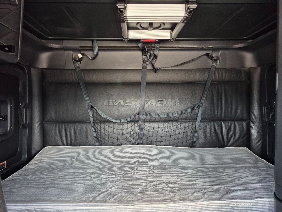 Sleeper Tractor-Heavy Duty Tractors-Freightliner-2023-T12664ST-La Porte-IN-656,614\n\t\tmiles-$ 52,000 - Image 16