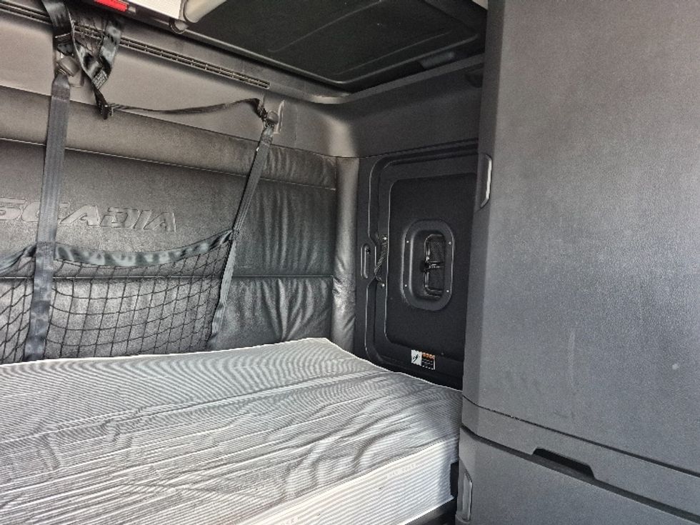 Sleeper Tractor-Heavy Duty Tractors-Freightliner-2023-T12664ST-La Porte-IN-656,614\n\t\tmiles-$ 52,000 - Image 17